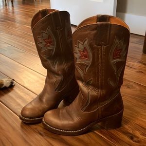 Frye boots. Good used condition. Late 90’s style. Size 7.5B. Vintage.